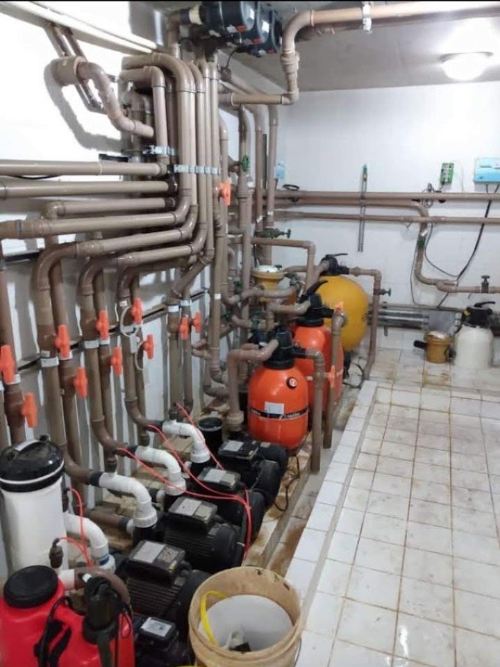 Casa de máquinas com filtros de areia para piscina
