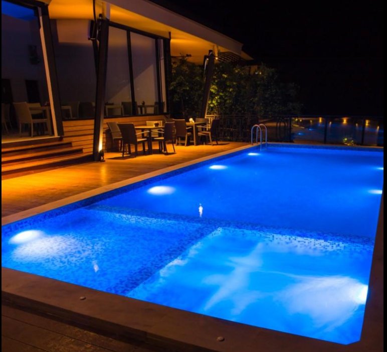 Piscina com iluminação LED azul