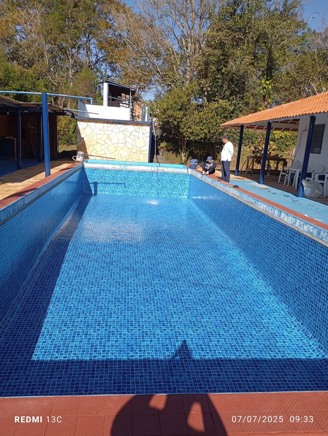 Piscina retangular finalizada com revestimento azul