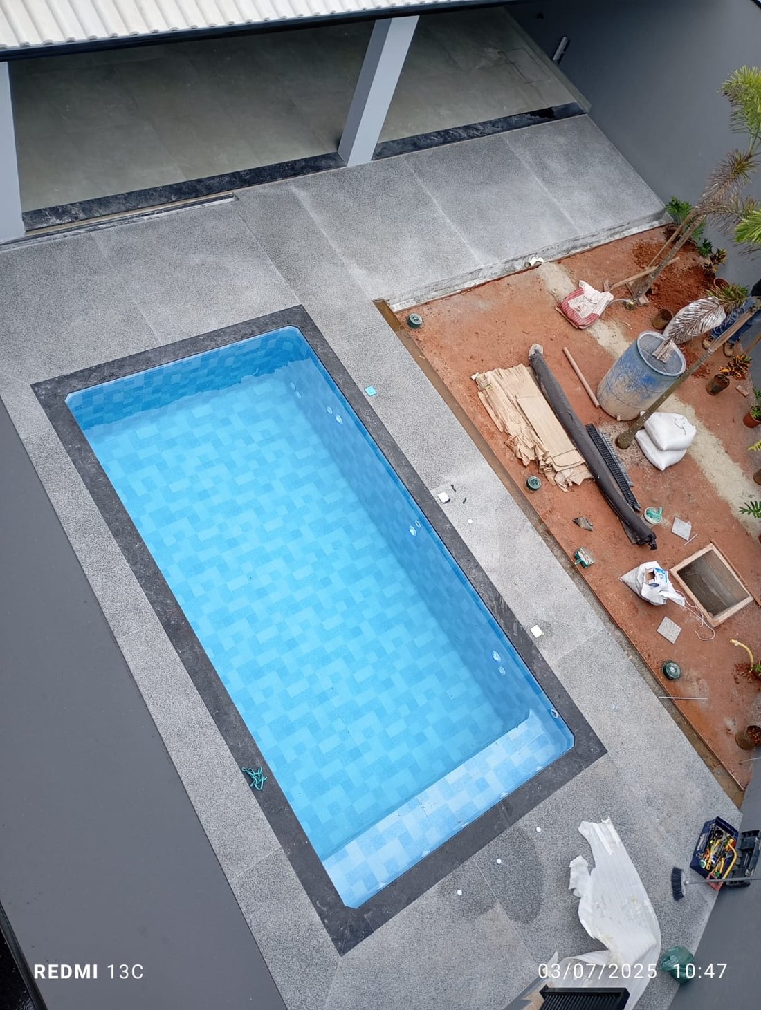 Vista aérea de piscina moderna