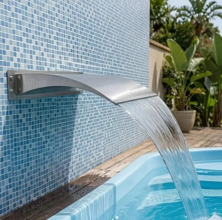 Cascata em aço inox instalada na borda da piscina